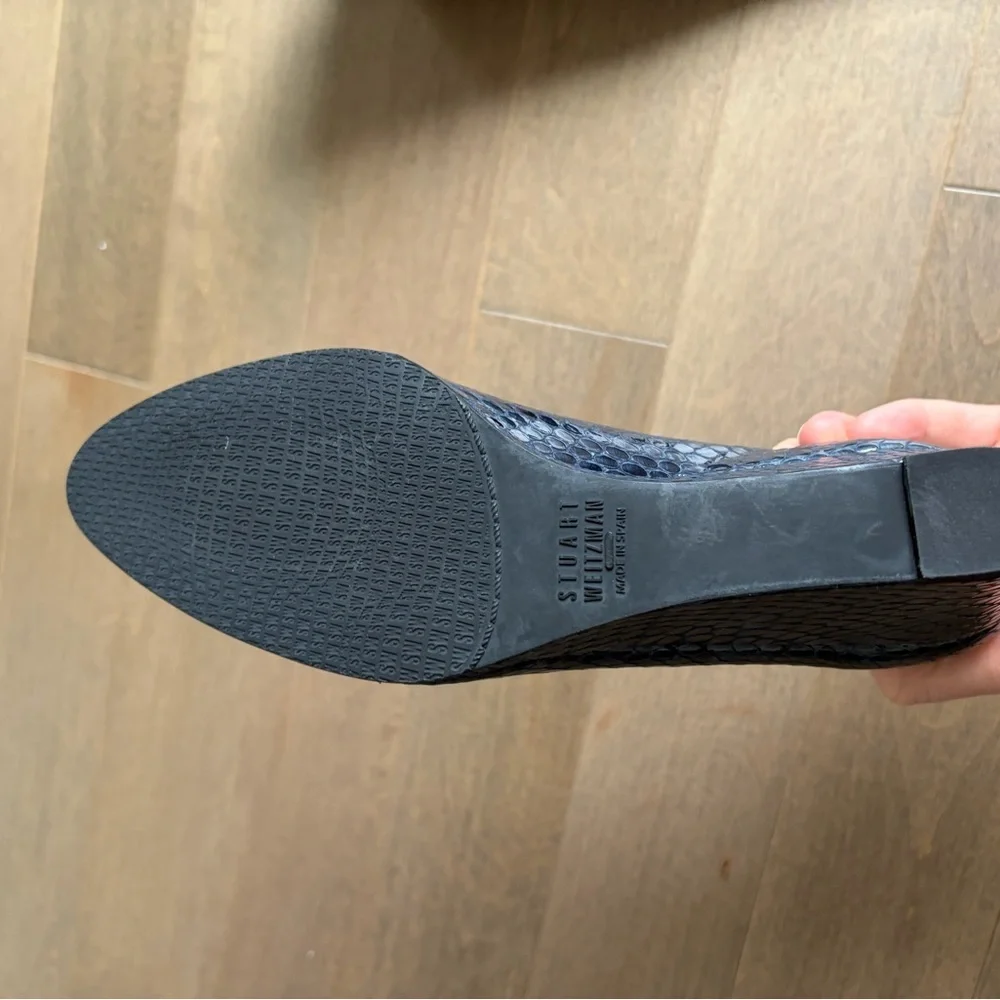 Stuart Weitzman Navy Snake-Embossed Pumps 6M NEW - Picture 3 of 5
